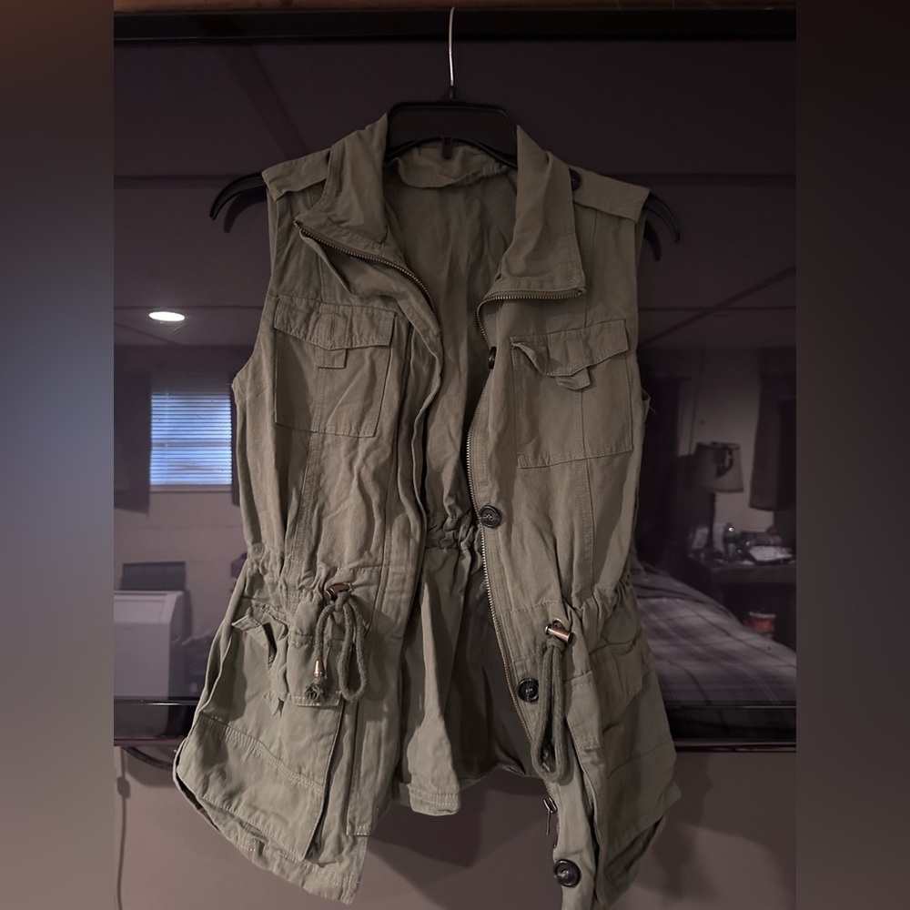 Darker olive green. Size small. Like new. Brand is Amazon